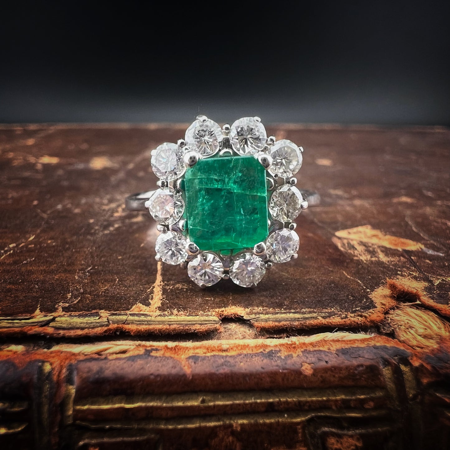 Gänseblümchenring aus 18 Karat Gold mit Smaragd und Diamanten