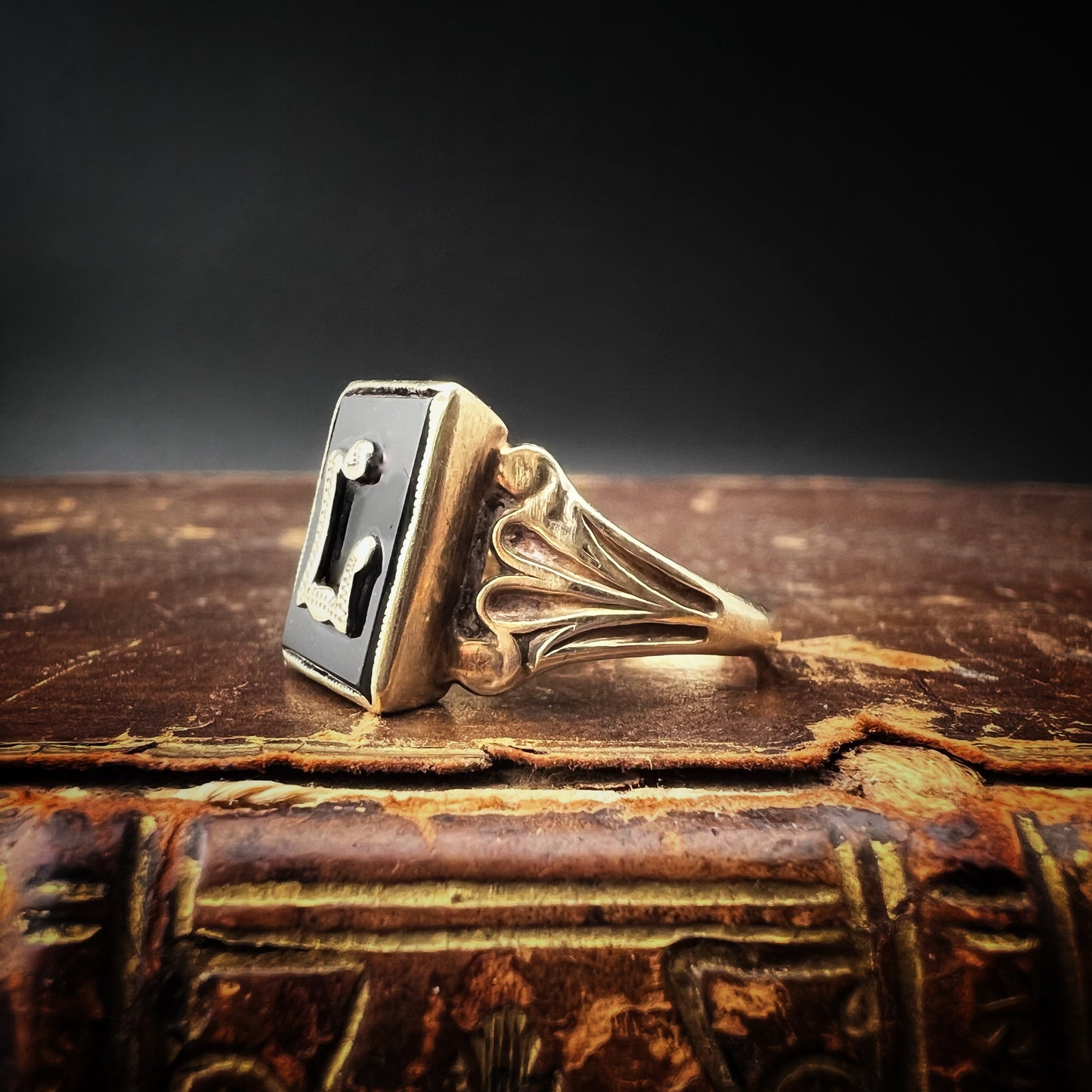 Vintage 1966 Gold- und Onyxring mit goldenem Anfangsbuchstaben L