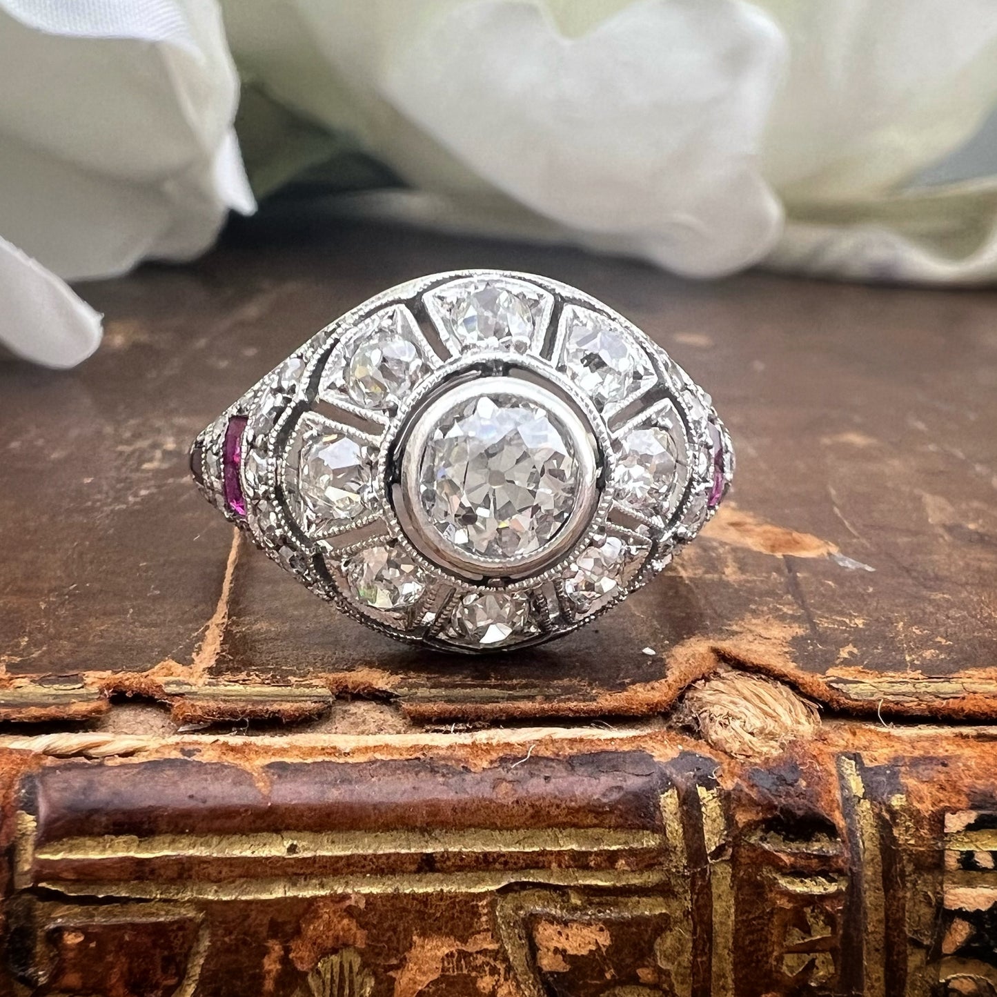 Anello anni ‘20-‘30 in platino con diamanti old mine ct 1.60 totali e rubini