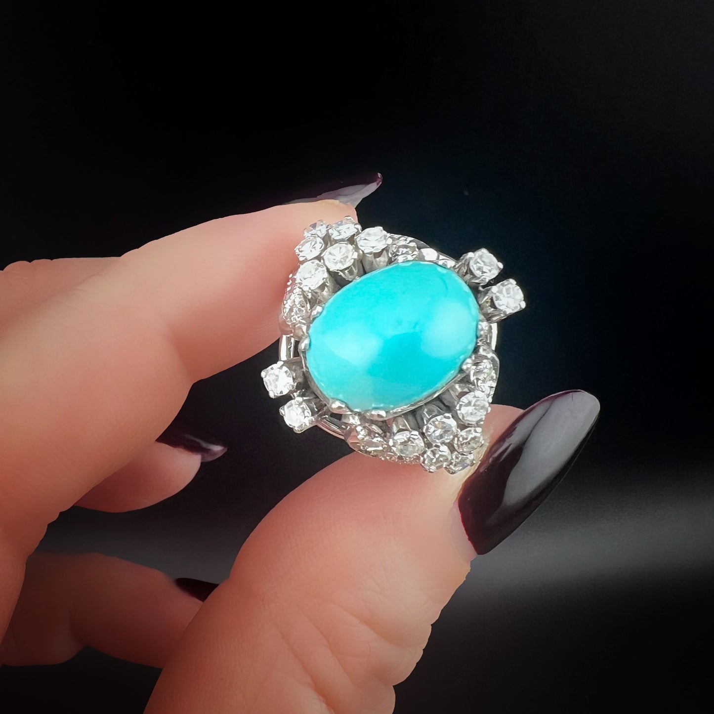 Imponente anello in oro bianco con turchese naturale e diamanti – Manifattura anni ’50