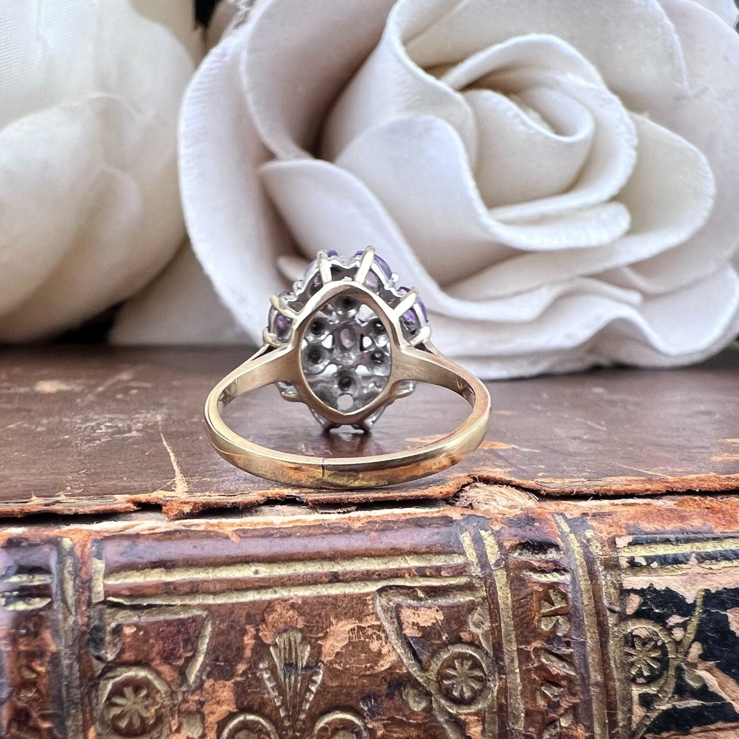Anello in oro modello floreale a rosetta con ametiste e diamanti