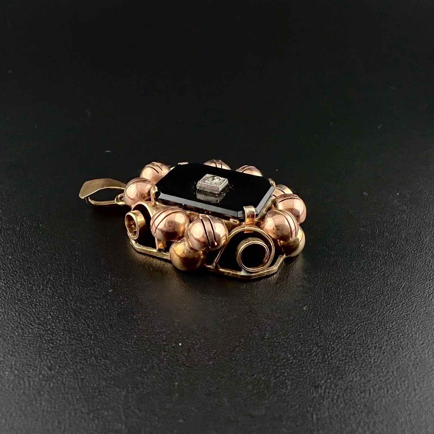 VICTORIAN PENDANT IN 14 CT GOLD AND ONYX