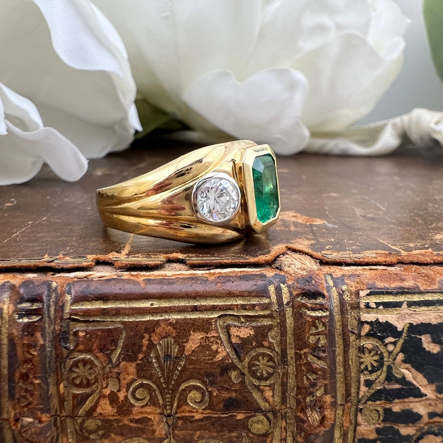 Anello in oro 18 ct con smeraldo colombiano da 1 carato e diamanti per 0.80 ct