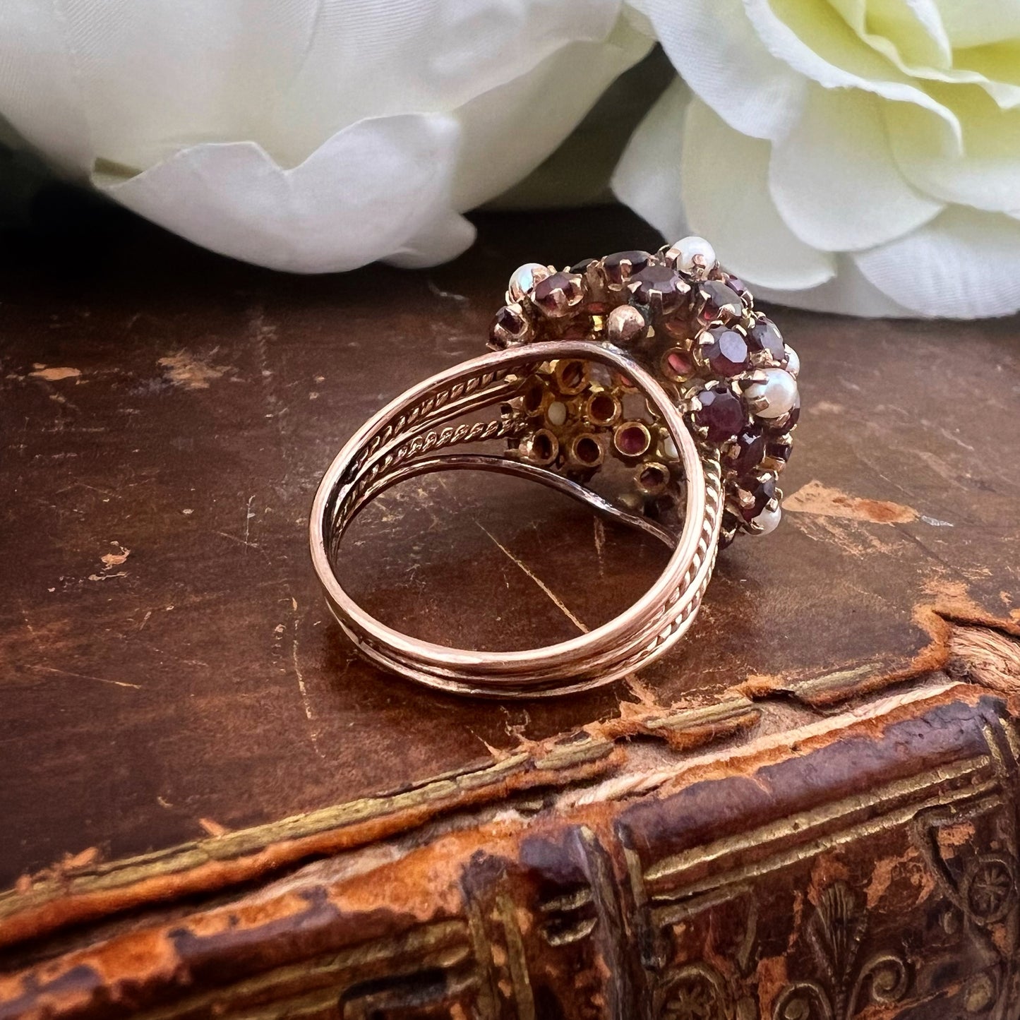 Anello vintage a cupola bombé con granati e perle – USA anni ’50