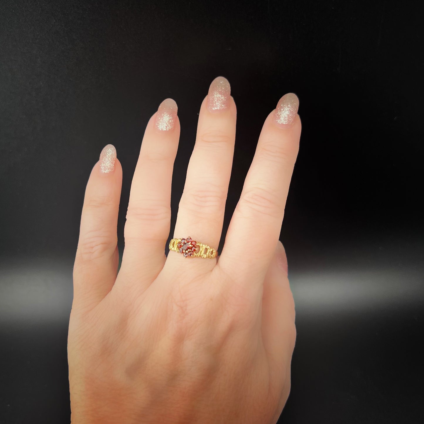 Anello in oro 9 ct con margherita granati Londra 1977