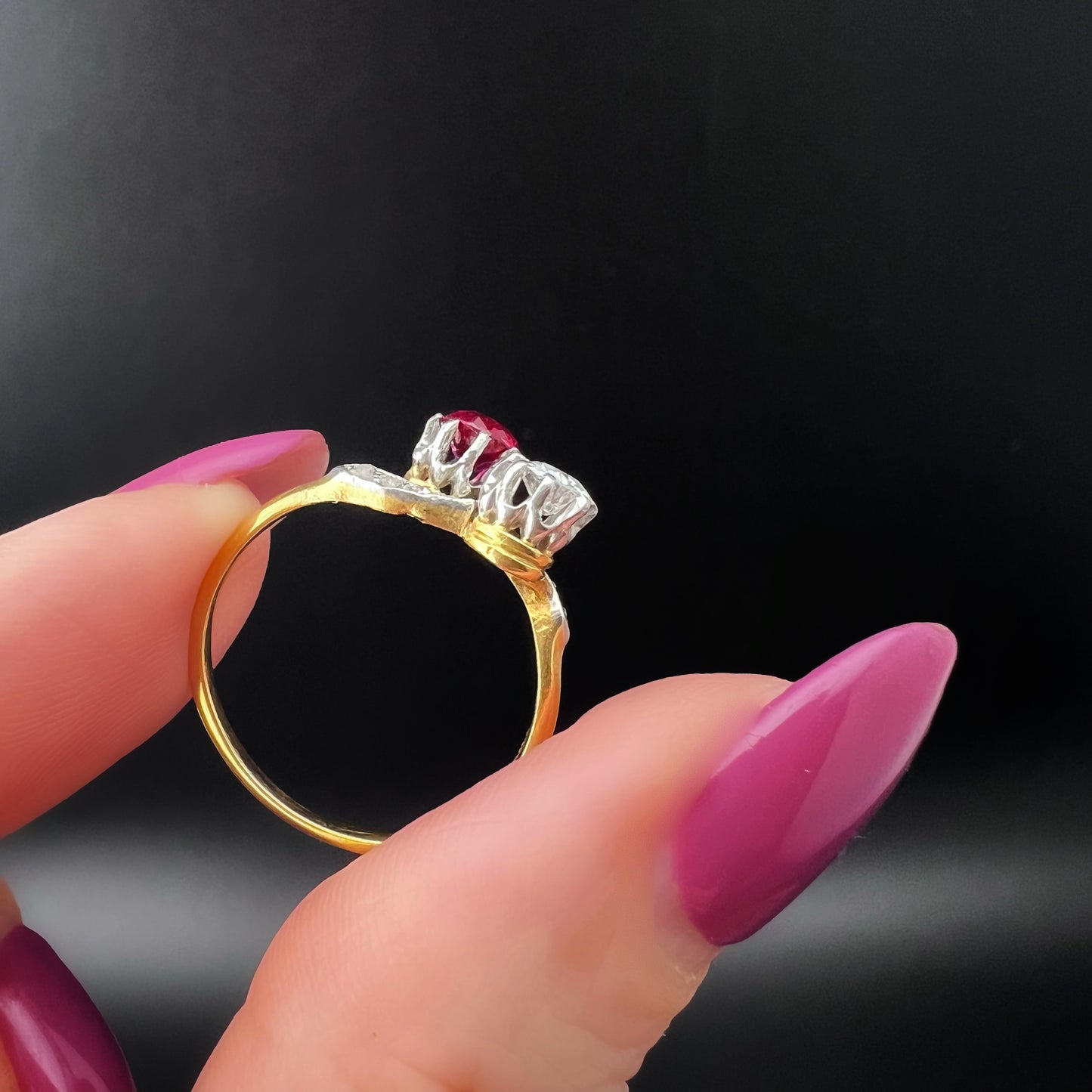 Toi et moi - contrariè ring in 18 ct gold with 0.40 ct old mine diamond and synthetic ruby