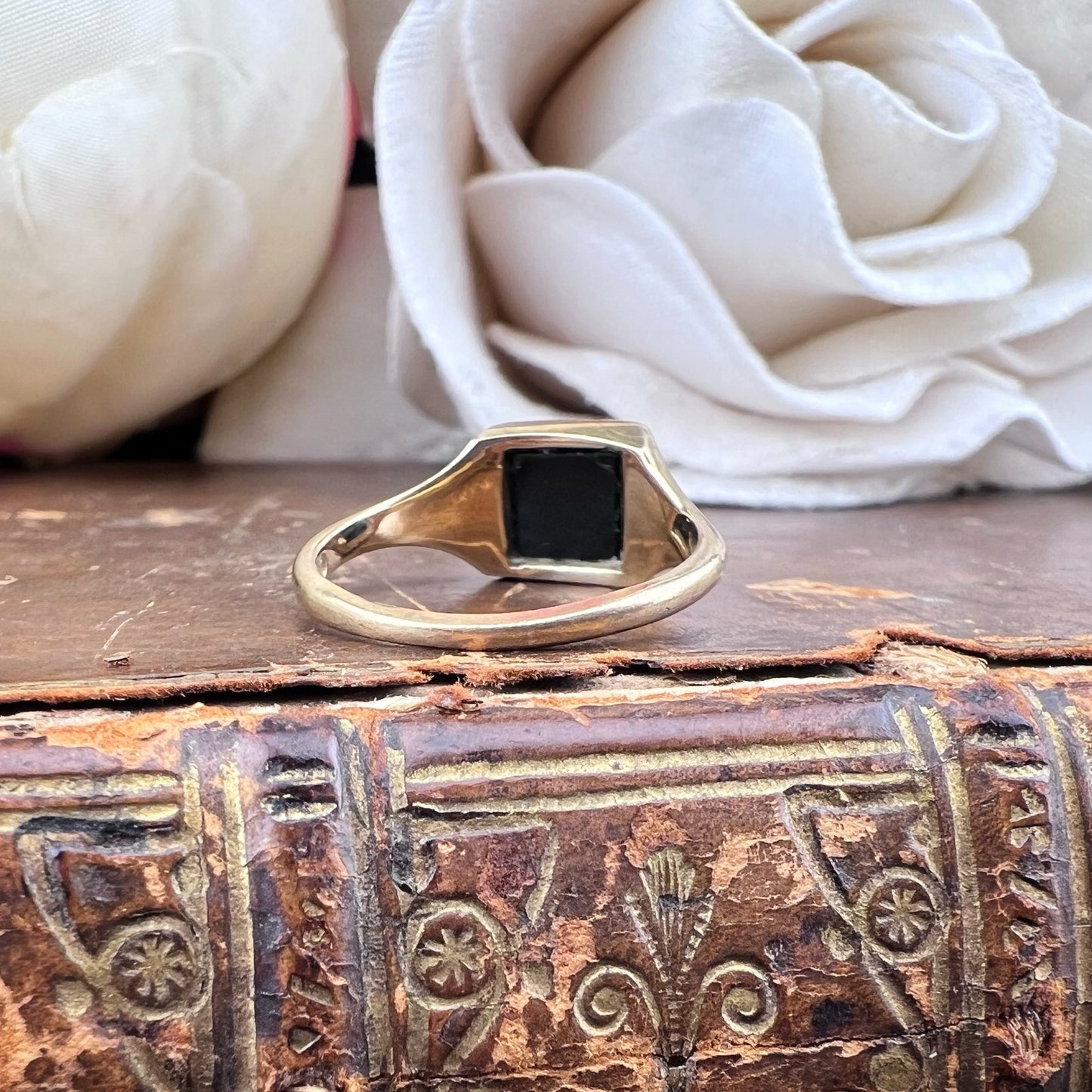 Anello piccolo chevalier vintage in oro con onice – Birmingham 1971