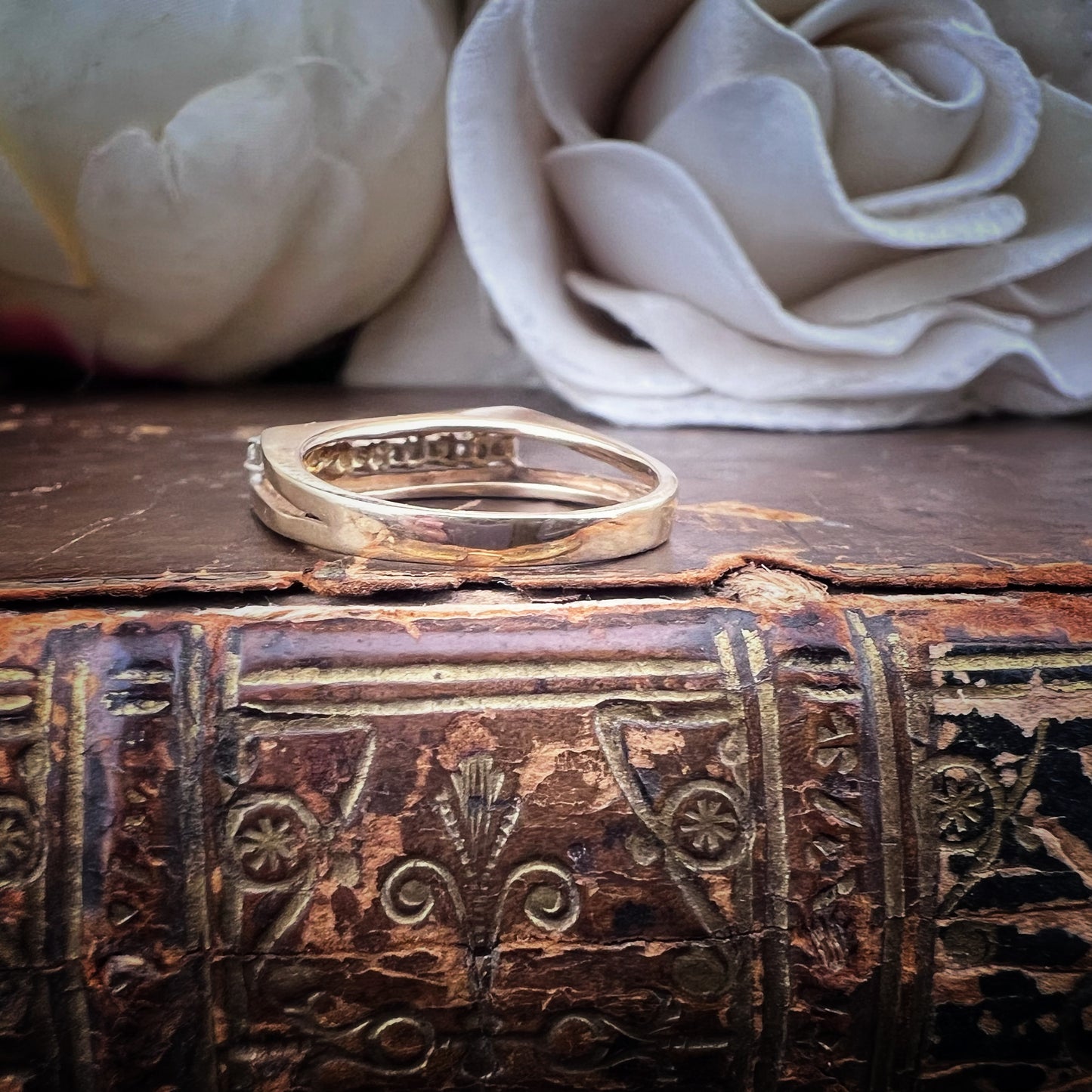 Anello vintage inglese con diamanti – modello a ponte obliquo (Sheffield, 1980)