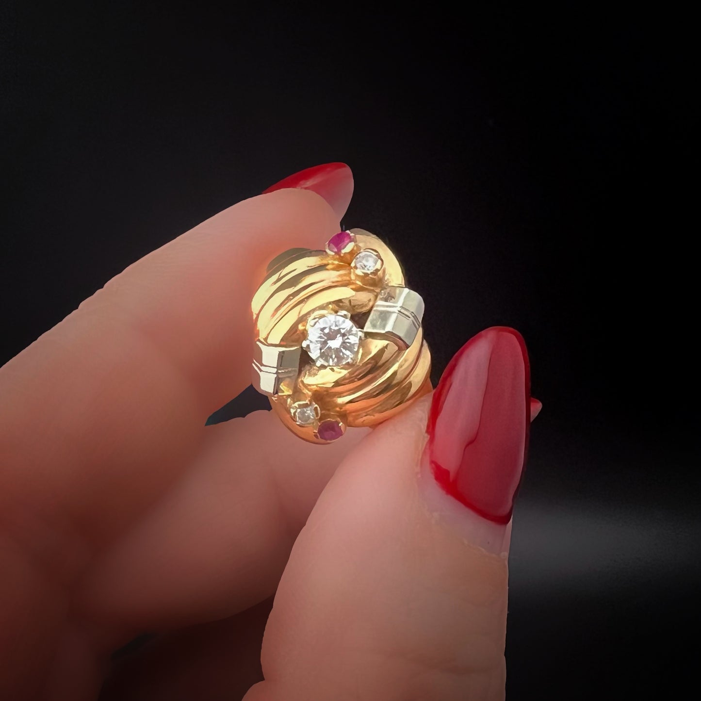 18 Karat Gelbgoldring mit Diamanten und Rubinen