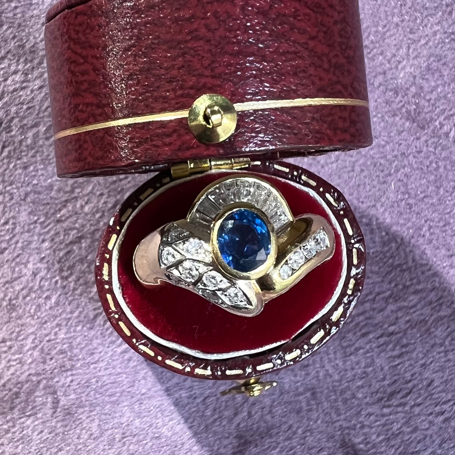 Sapphire ring and diamond skirt in 18k gold