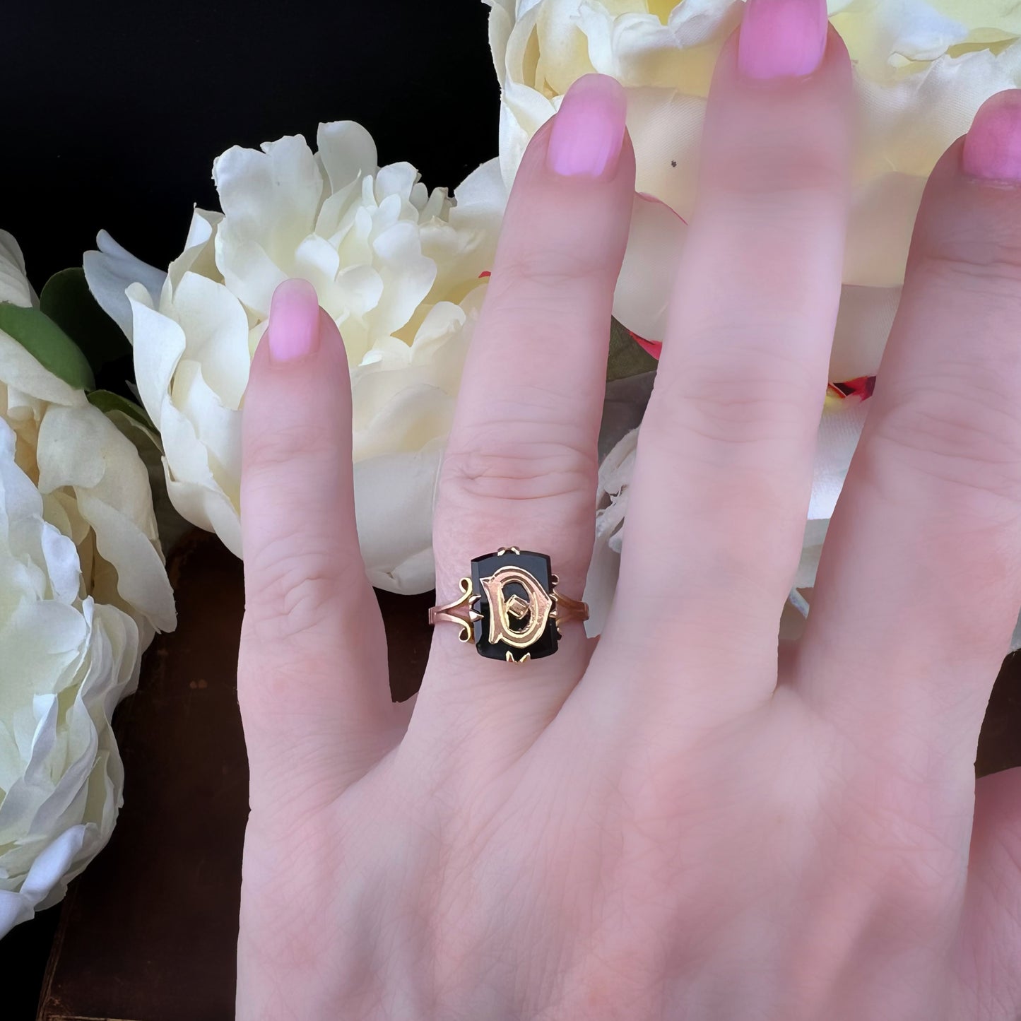 Anello eduardiano in oro e onice con lettera D