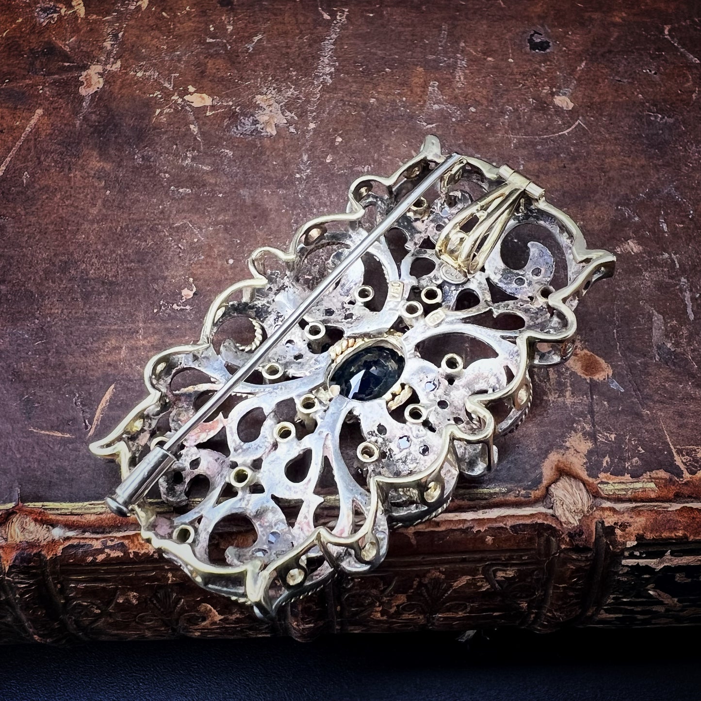 Anhänger - Brosche aus Gold, Silber, Saphiren und Diamantrosetten