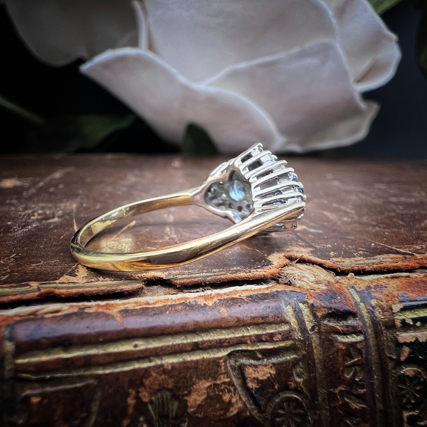 18K gold ring with diamonds and blue topazes