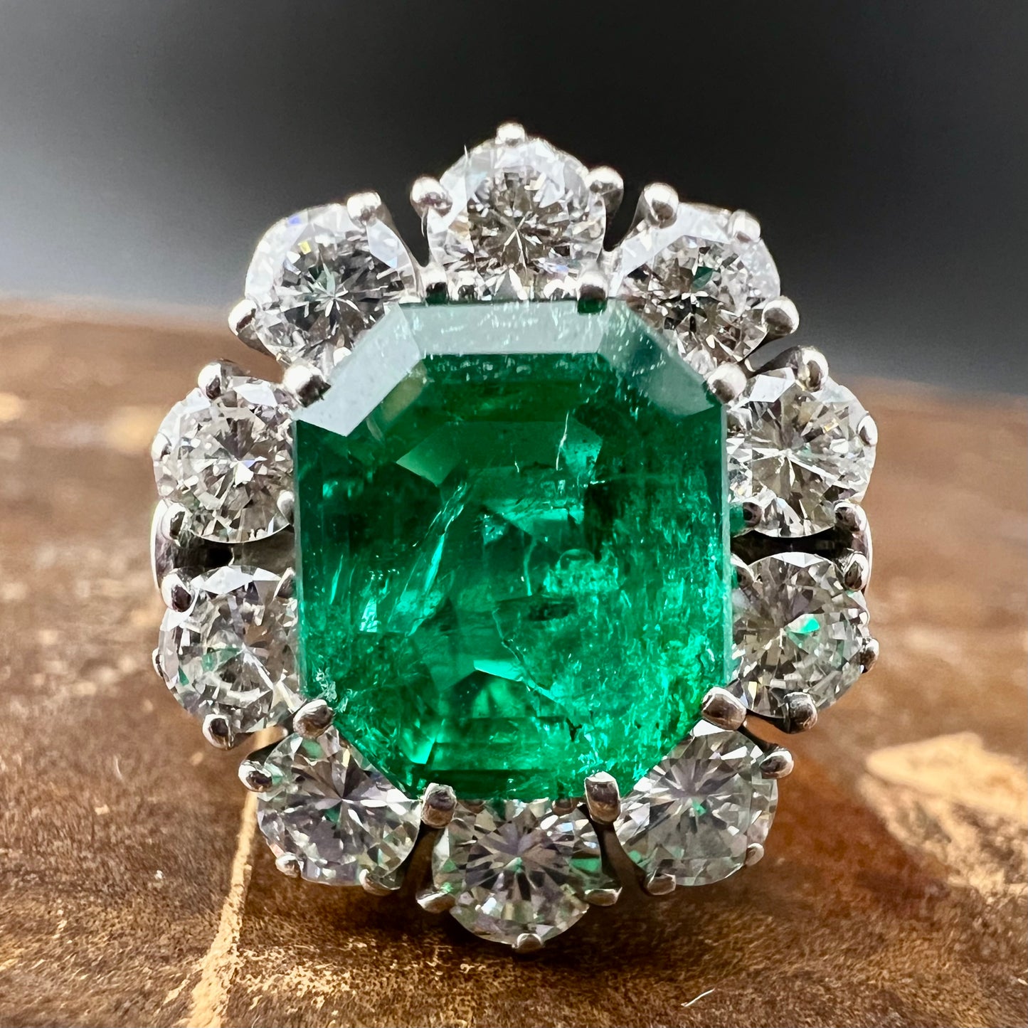 Colombian emerald and diamond ring, 18k gold