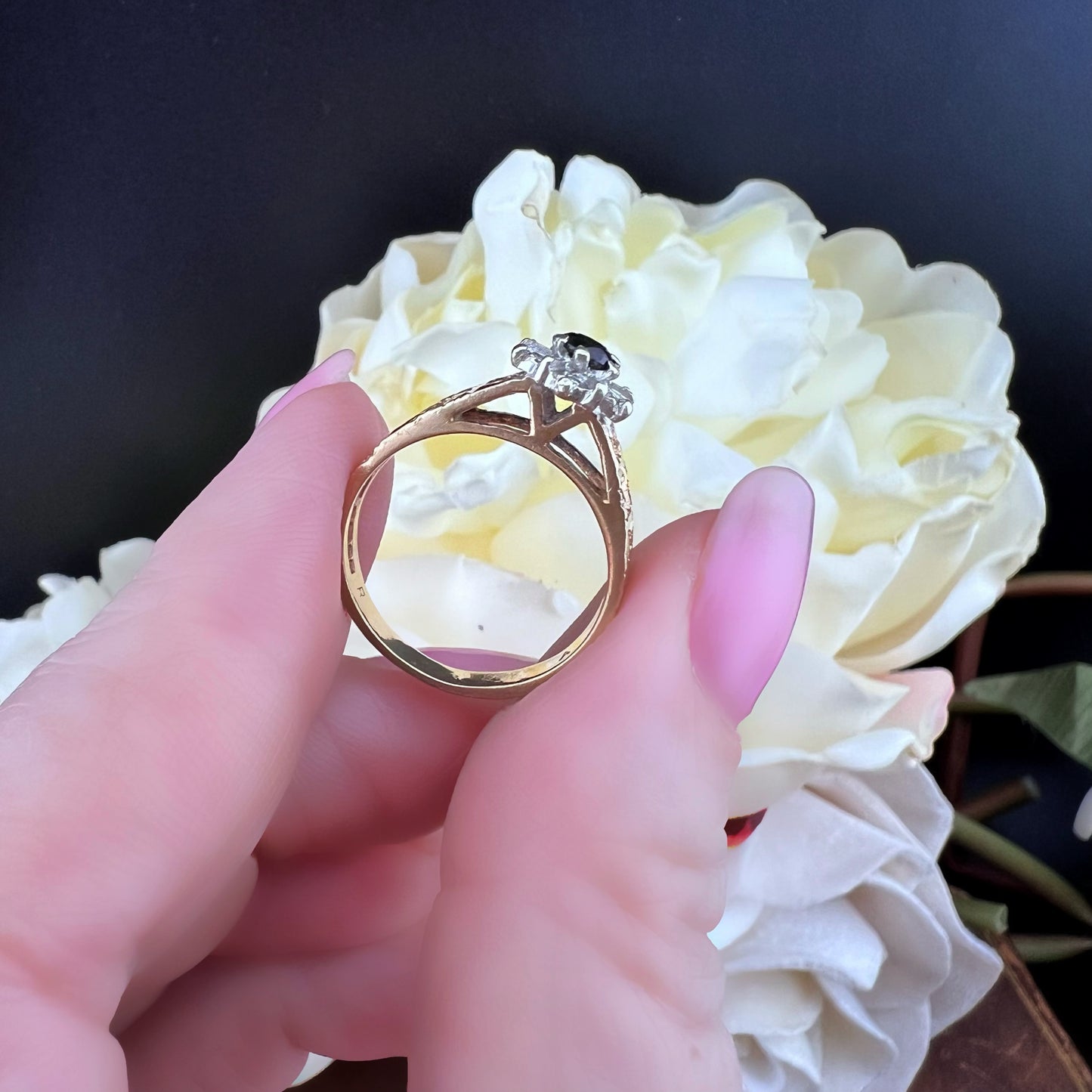 Anello Margherita in oro giallo e bianco con zaffiro e diamanti – Birmingham, 1976