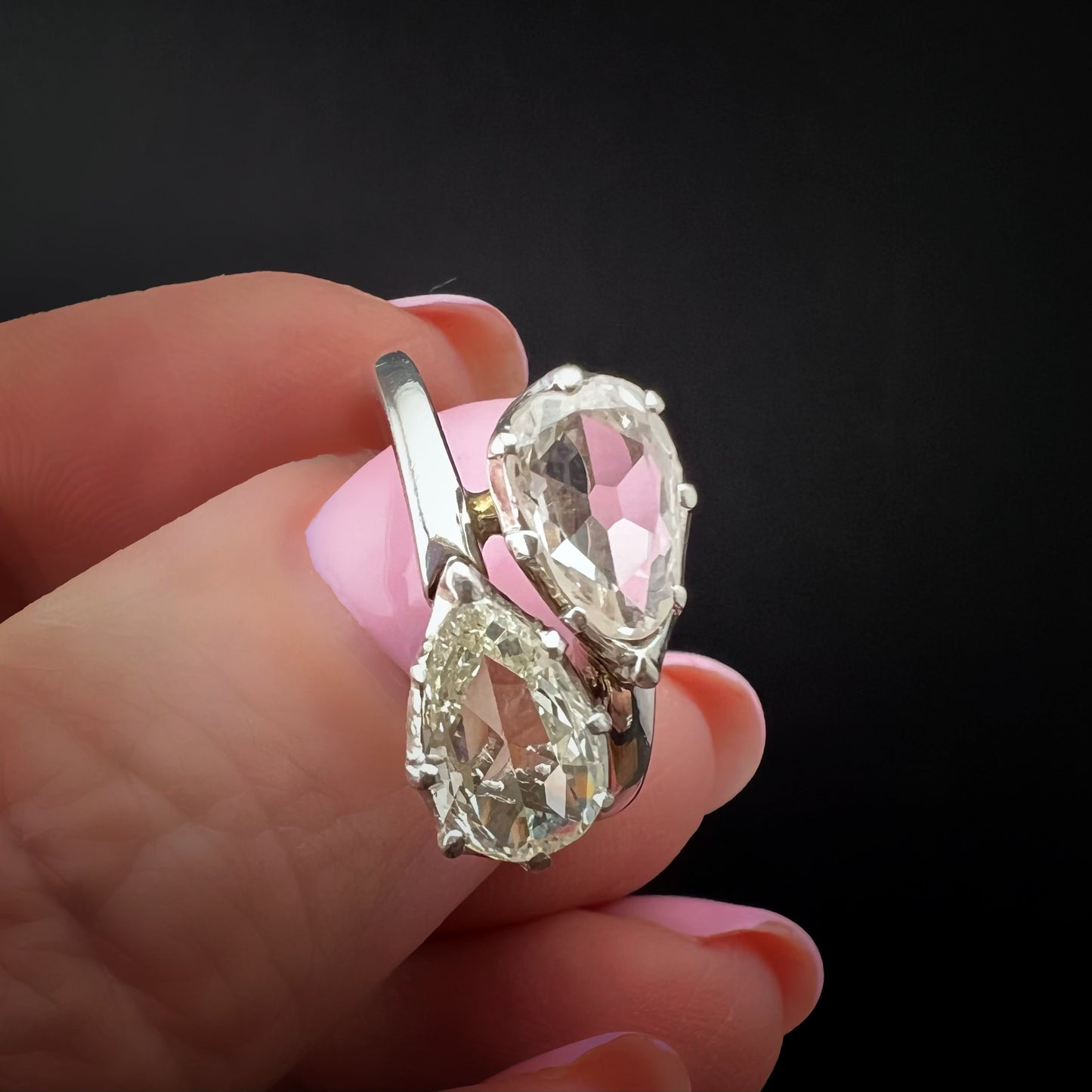 18K white gold “Toi et Moi” contrariè ring with pear-cut diamonds – Italy, 1920s