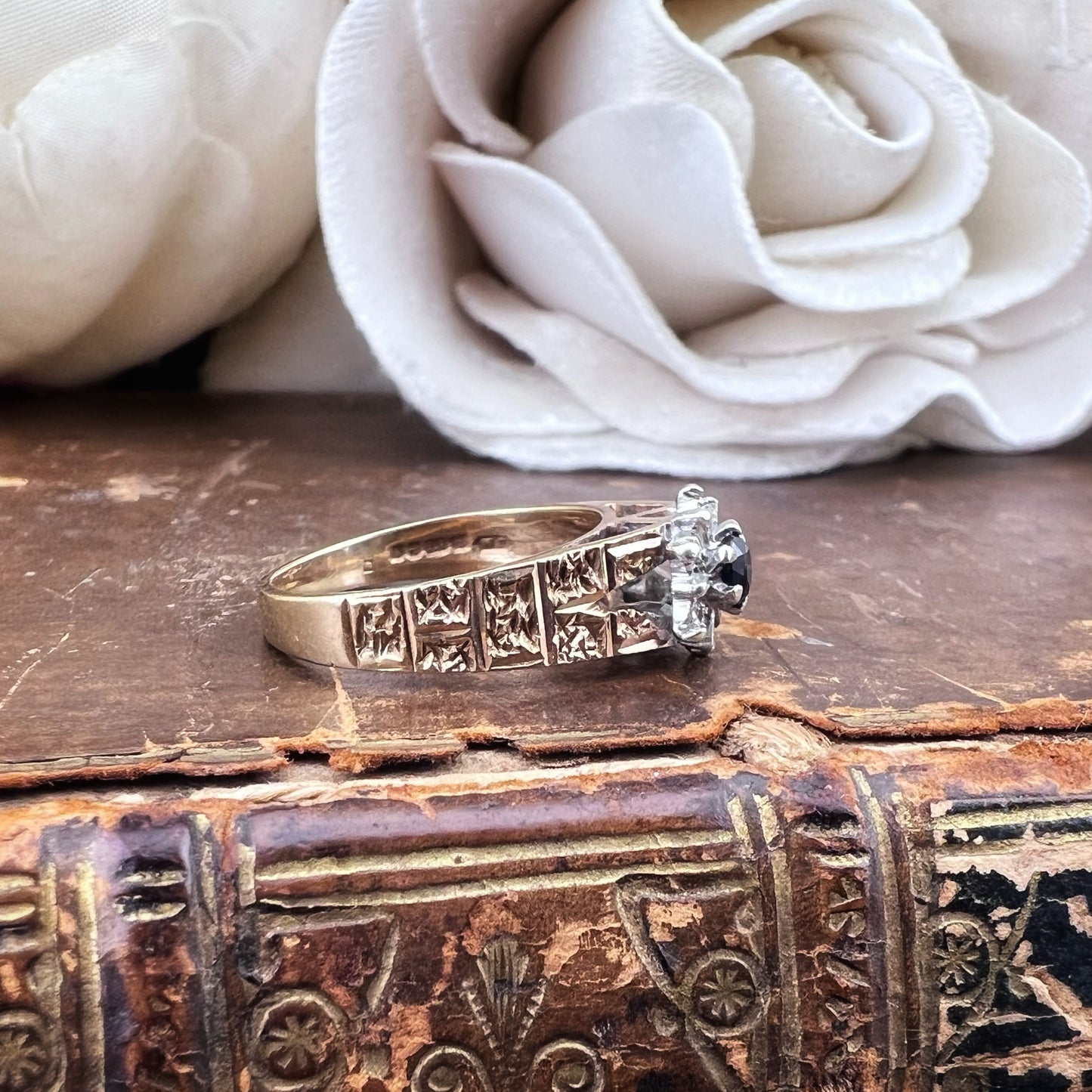 Anello Margherita in oro giallo e bianco con zaffiro e diamanti – Birmingham, 1976