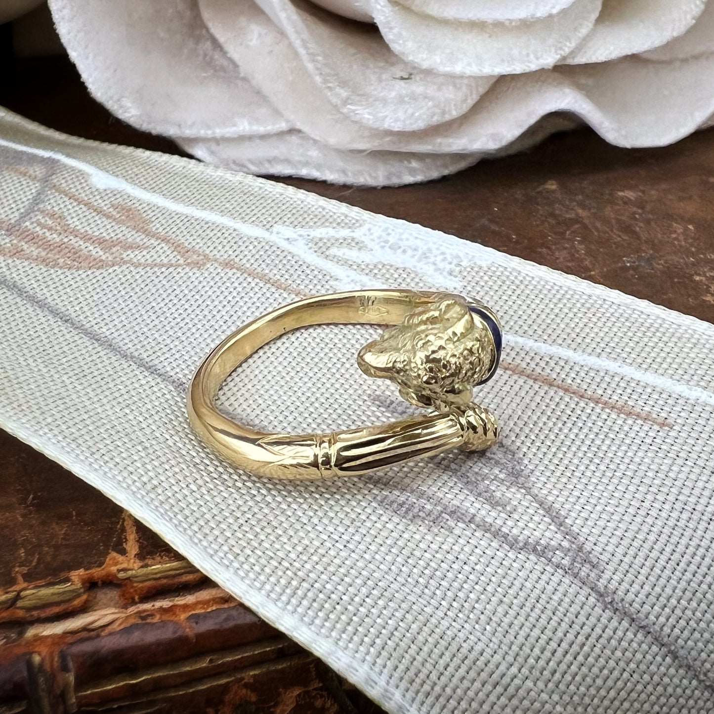 Anello vintage “animalier” in oro 18 k e smalto blu
