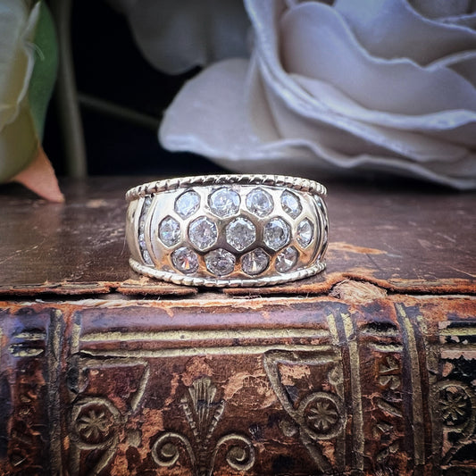 Anello fascia vintage in oro e zirconi – Londra, 1970–1990