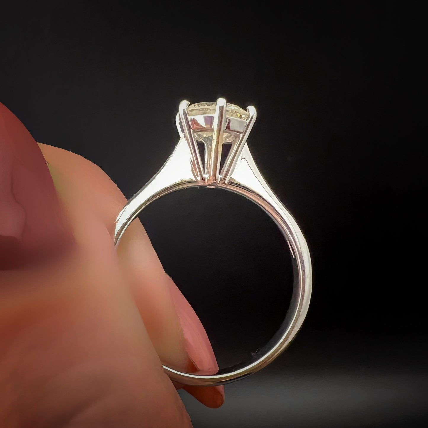 18K gold solitaire ring with 1.20 ct brilliant-cut diamond