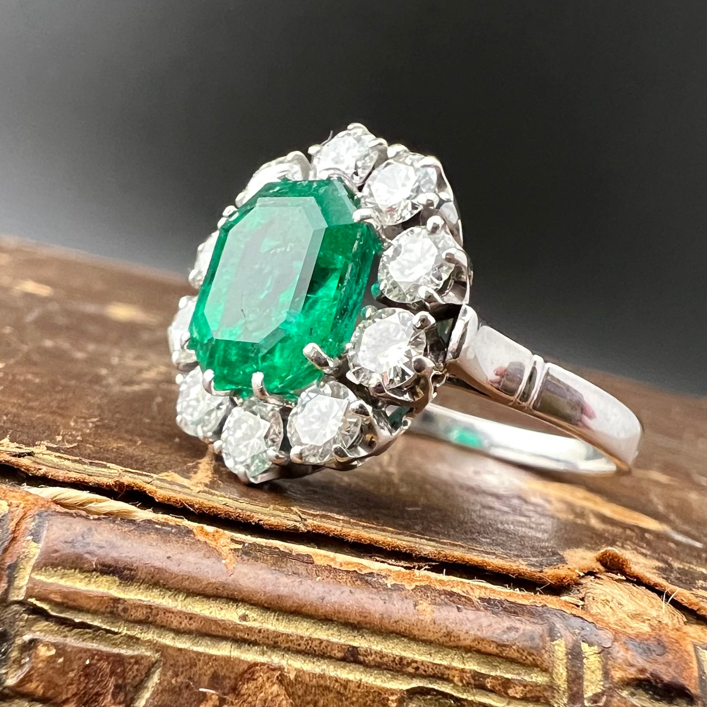 Colombian emerald and diamond ring, 18k gold