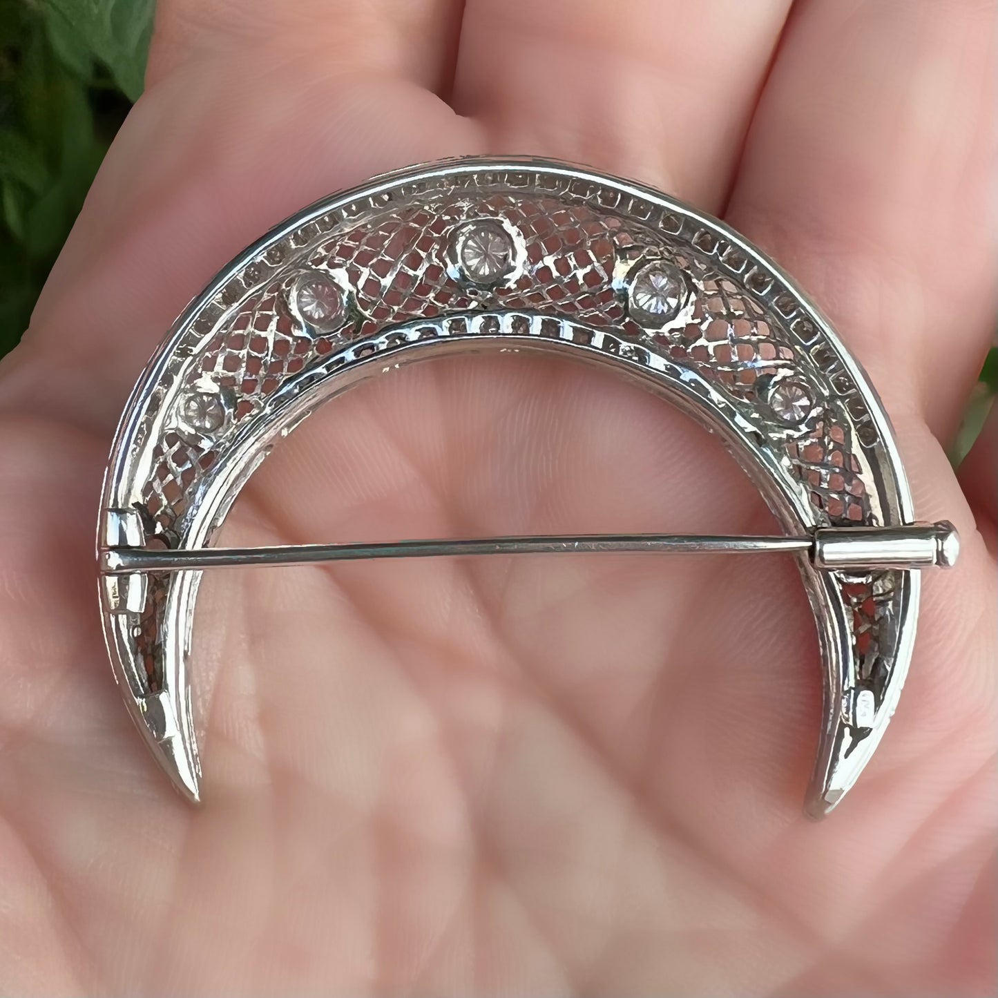 Halbmondbrosche aus 18 Karat Weißgold und Diamanten