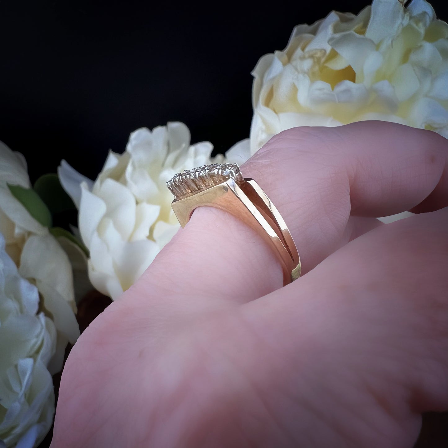 Anello vintage inglese con diamanti – modello a ponte obliquo (Sheffield, 1980)