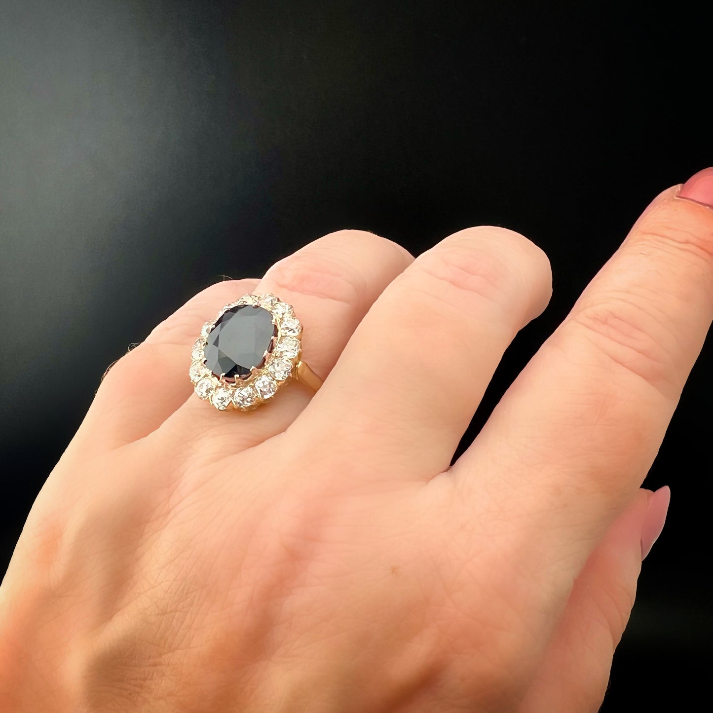 Gänseblümchenring aus 18 Karat Gold mit Altminendiamanten und einem natürlichen Saphir von 4,46 Karat