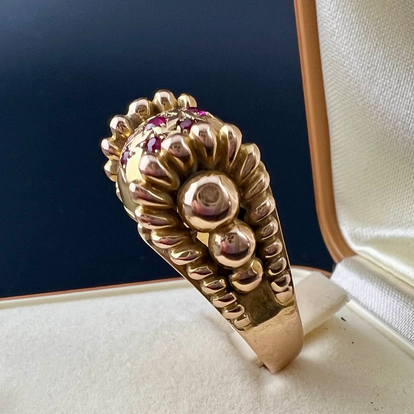 18kt gold ring with natural rubies. Italy, 1940.
