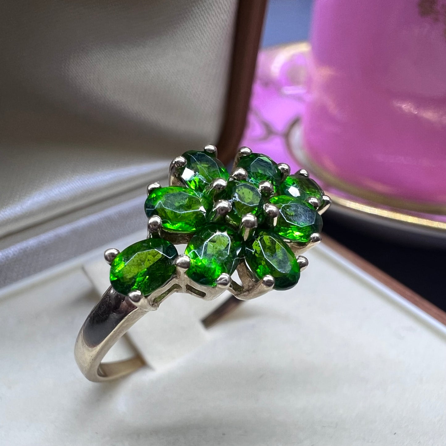 Vintage daisy ring in yellow gold and chromodiopside