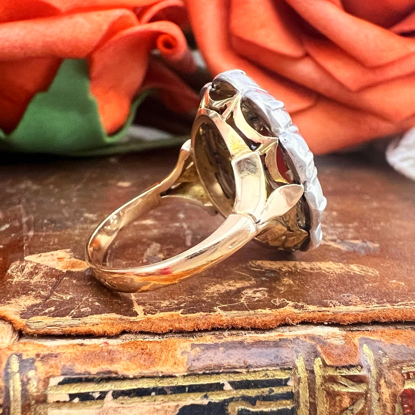 Anello in oro 18k diamanti e corallo. Italia fine 800