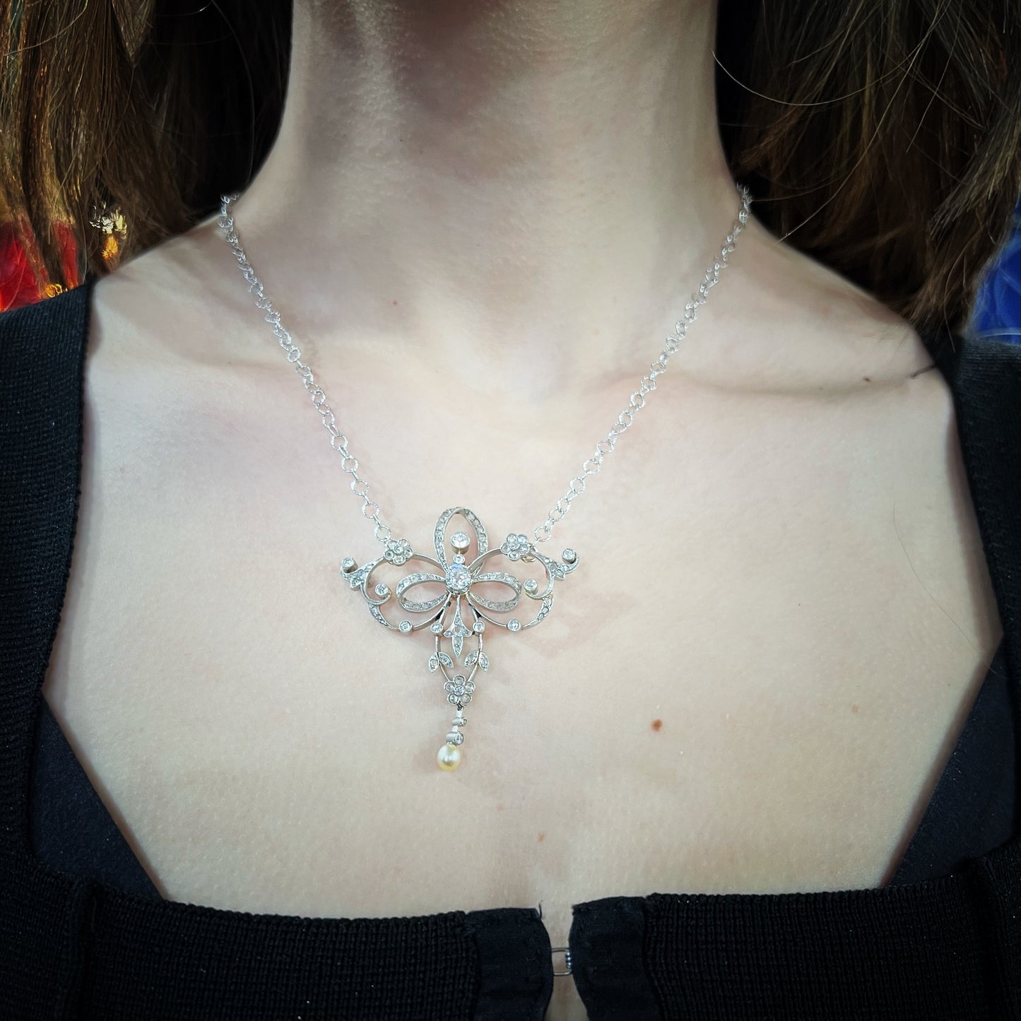 1920s lavalier necklace in 18kt white gold and 1.20ct diamonds