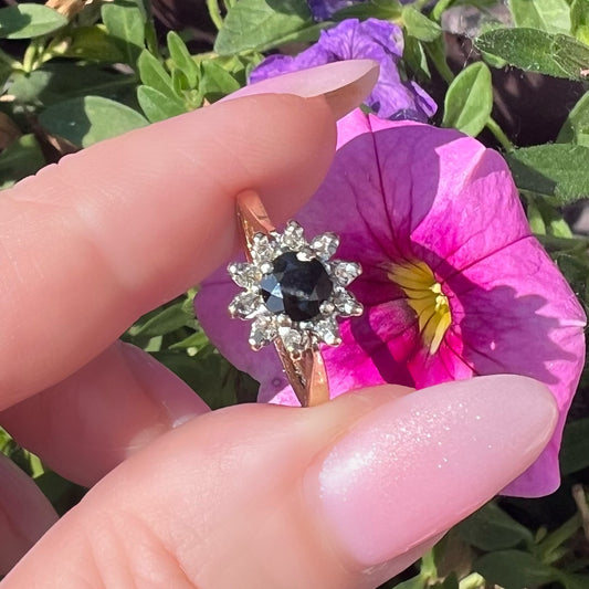 Anello vintage a margherita con zaffiro e diamanti