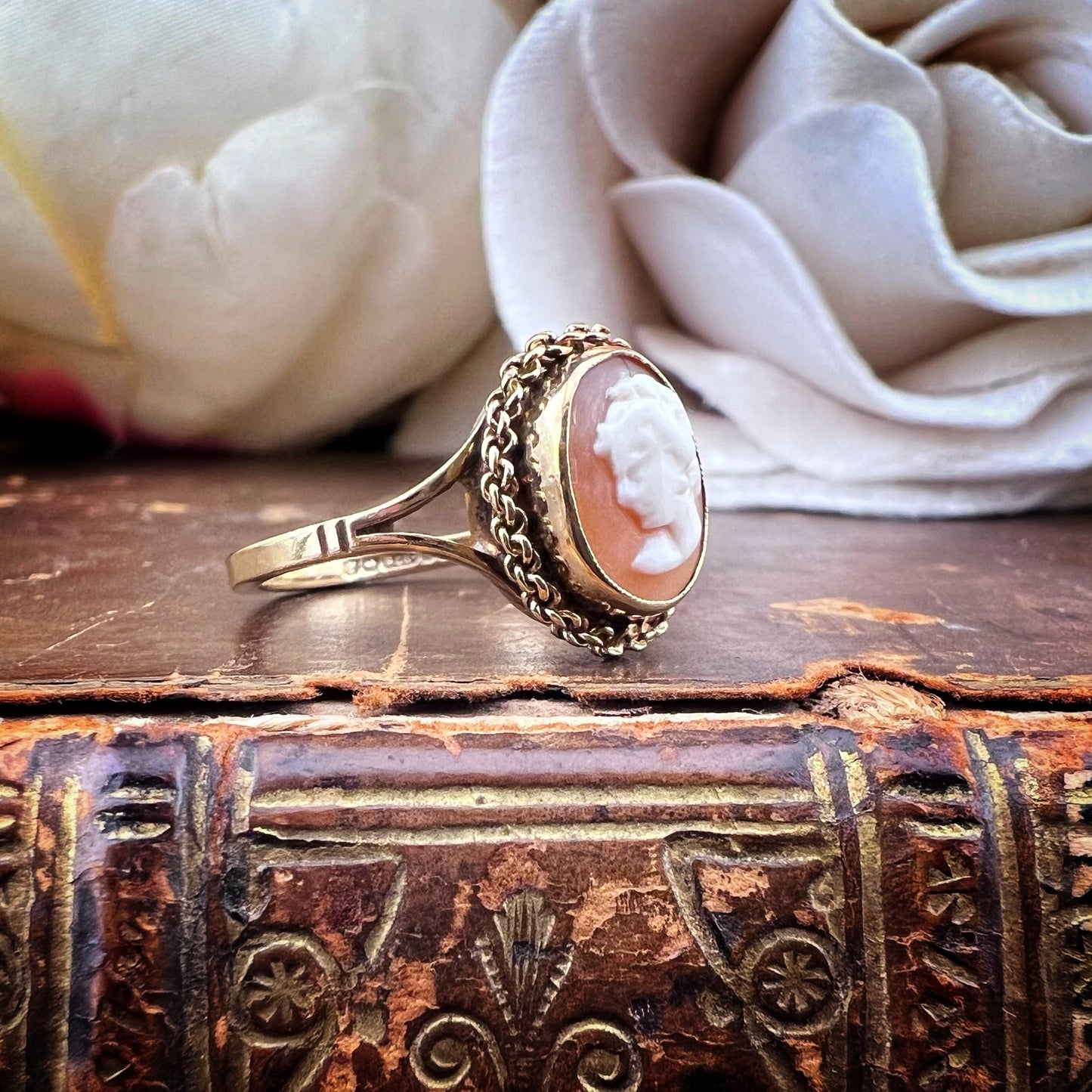 Anello vintage con cammeo scolpito – Birmingham, 1966