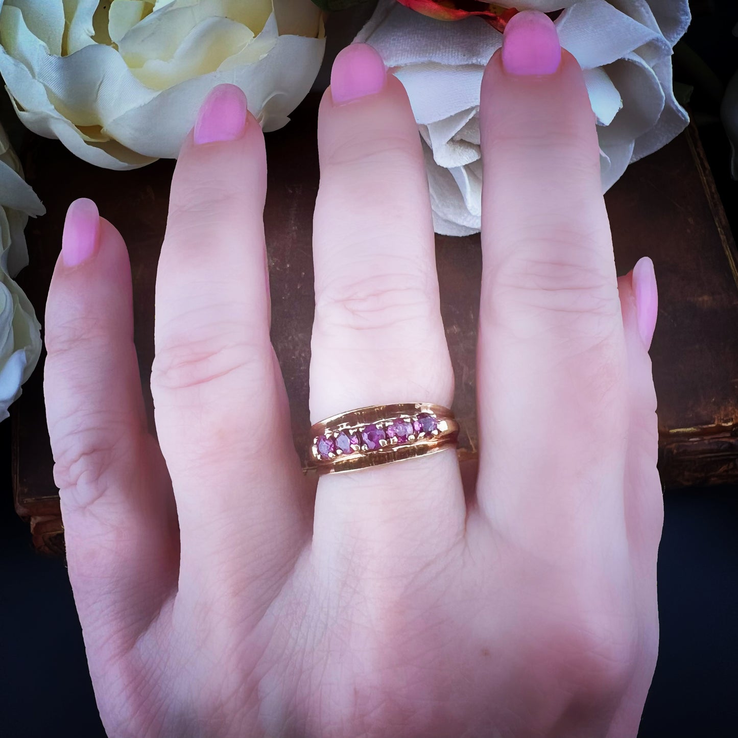 Anello vintage in oro giallo con rubini – Londra, 1977