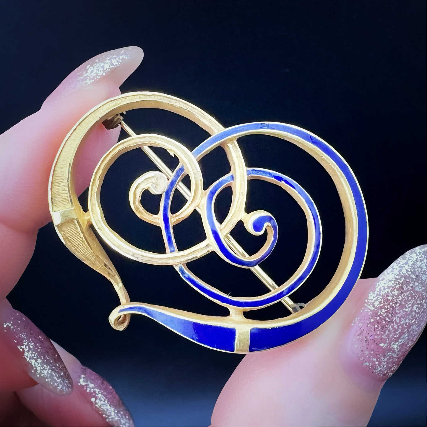 Designerbrosche aus 18 Karat Gold mit stilisiertem Herz – Blaue Emaille und Satin-Finish, Italien, 1970er