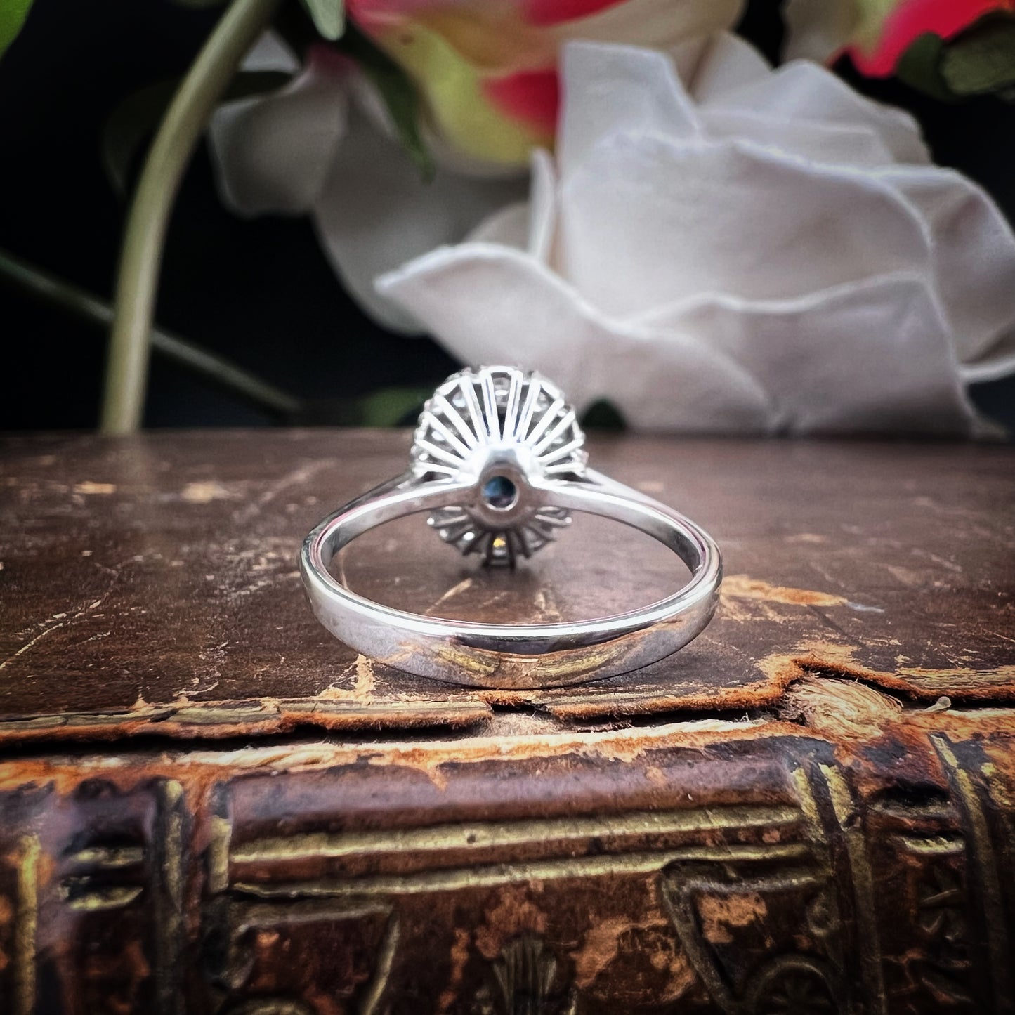 18K gold daisy ring with diamonds and sapphire