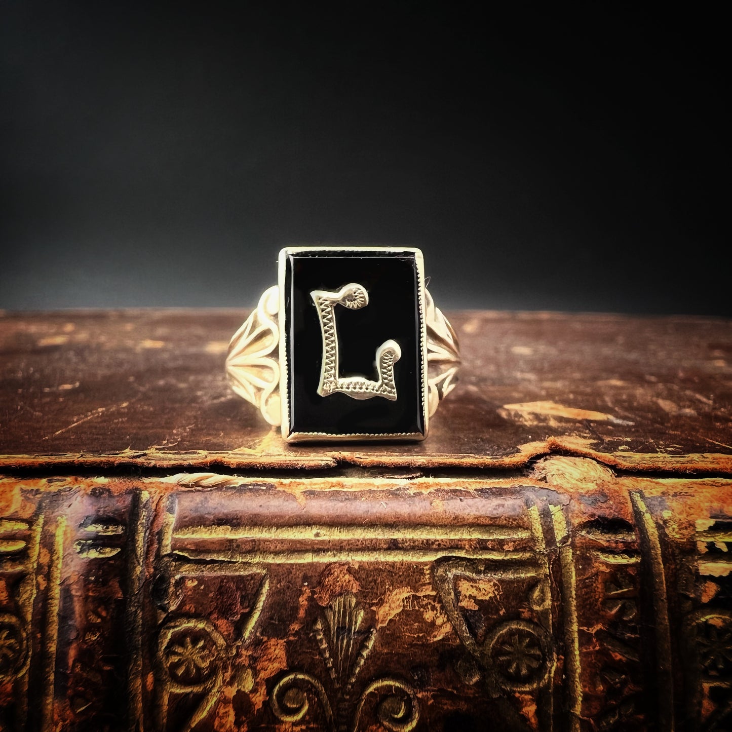 Vintage 1966 Gold- und Onyxring mit goldenem Anfangsbuchstaben L