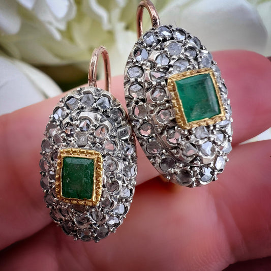 Paar Ohrringe aus Gold, Silber, Rosettendiamanten und Smaragden – Modell Monachella