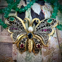 Carica l&#39;immagine nel visualizzatore di Gallery, Farfalla pendente vintage in oro 18 carati con smeraldi, rubini, diamanti, zaffiro e perla
