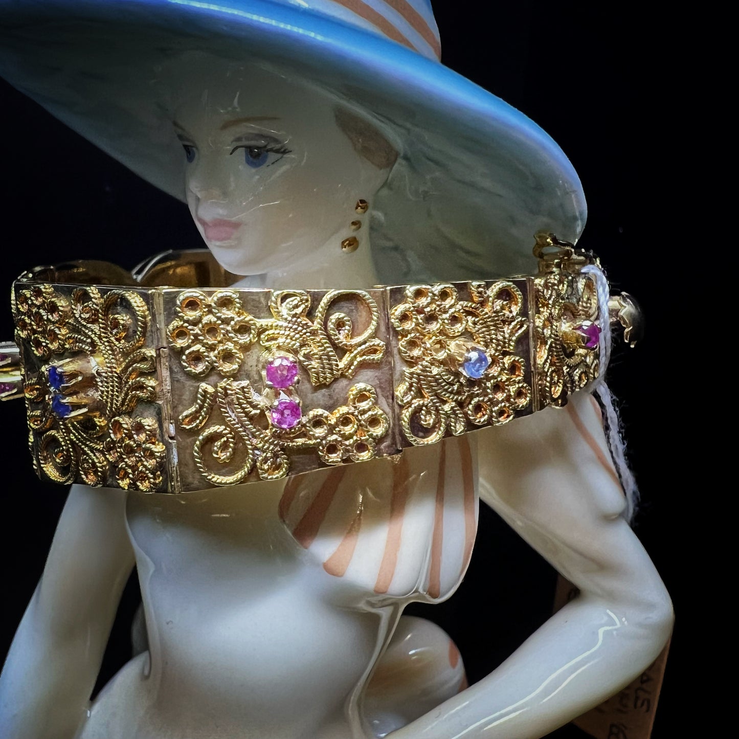 18K yellow gold bracelet with filigree, rubies, sapphires