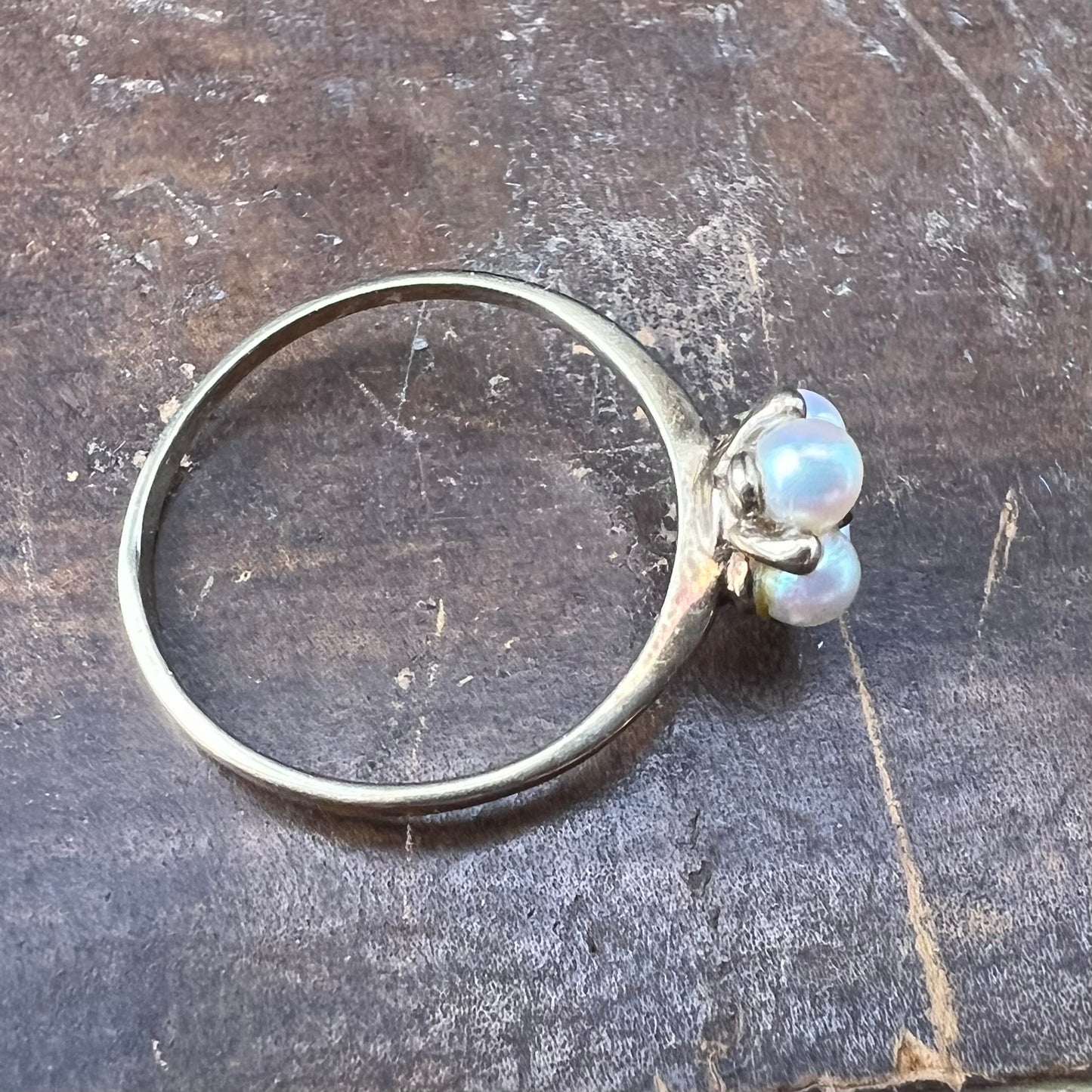 9ct yellow gold ring with beaded flower