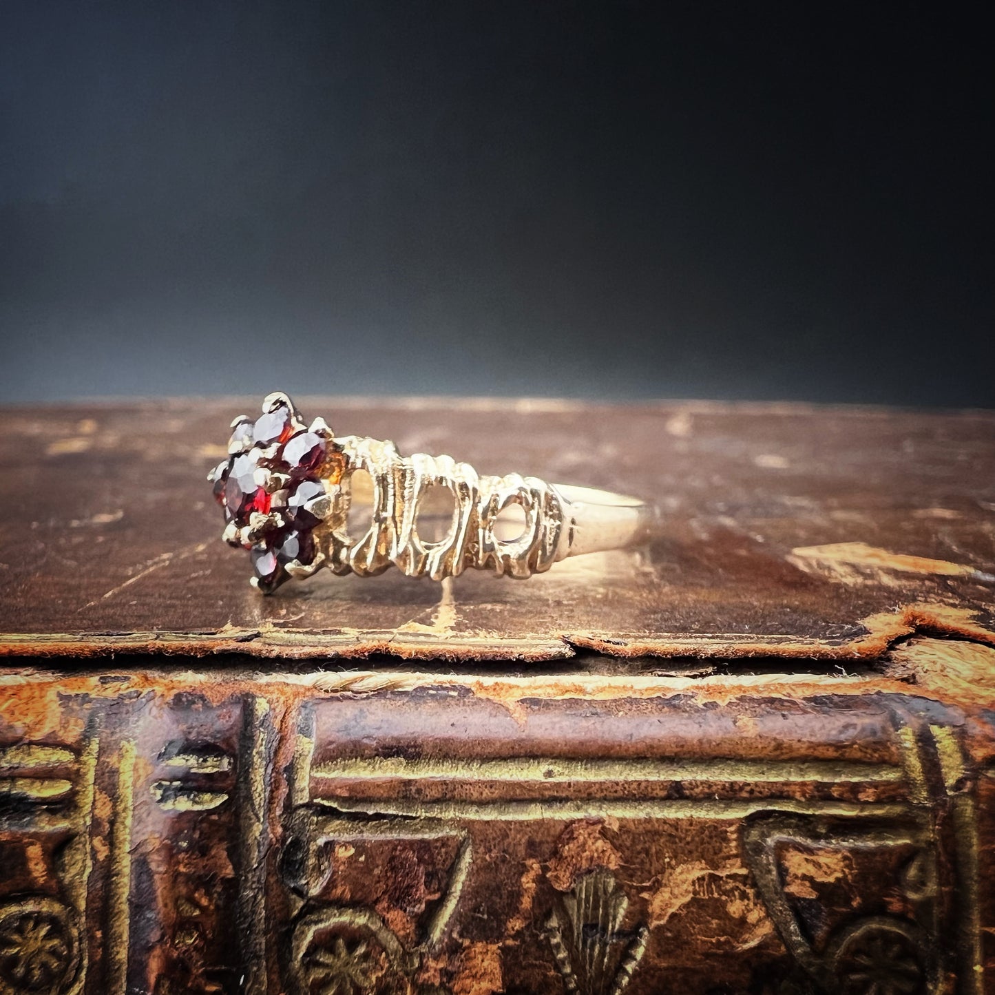 Anello in oro 9 ct con margherita granati Londra 1977