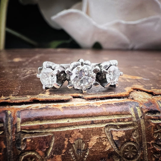 Anello trilogy in oro bianco 18 ct e diamanti. Italia c. 1920