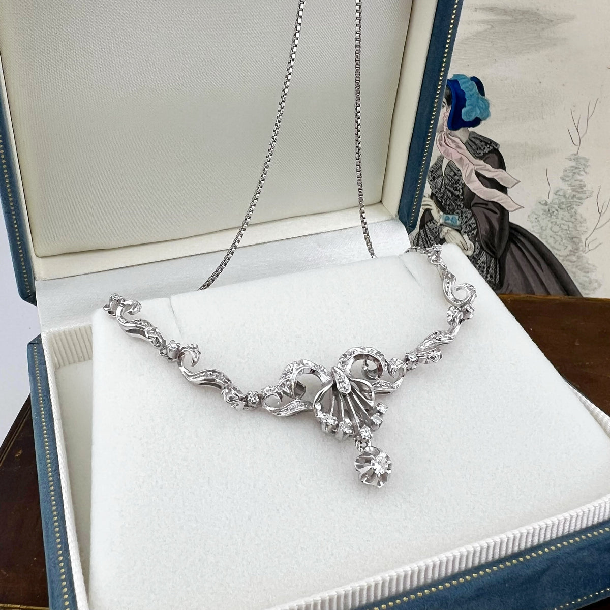 Collier in oro bianco 18k e diamanti a volute – Italia, circa 1950
