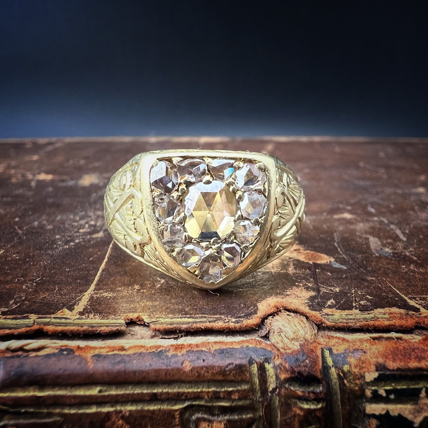 Importante anello chevalier - signet - sigillo in oro 18 ct e diamanti a taglio rosa