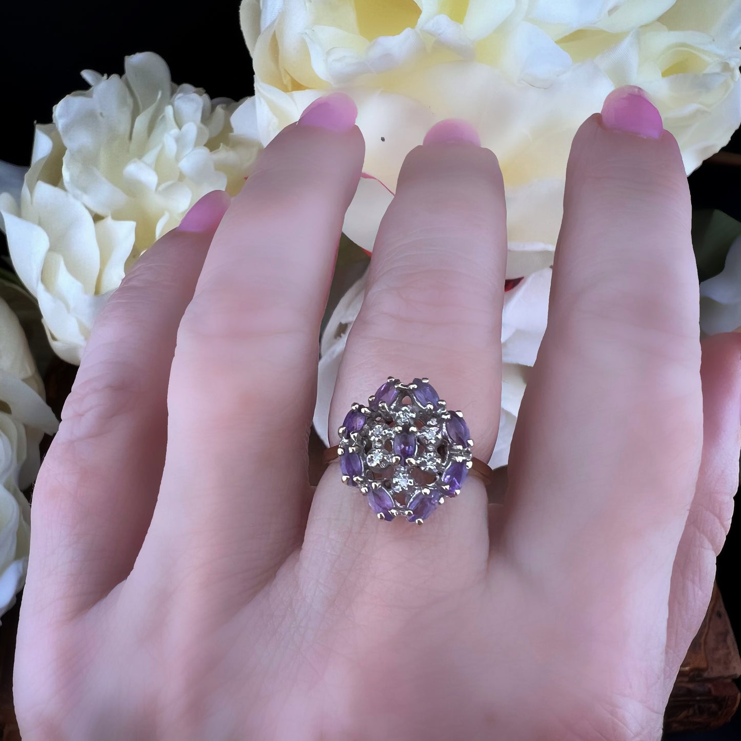 Anello in oro modello floreale a rosetta con ametiste e diamanti