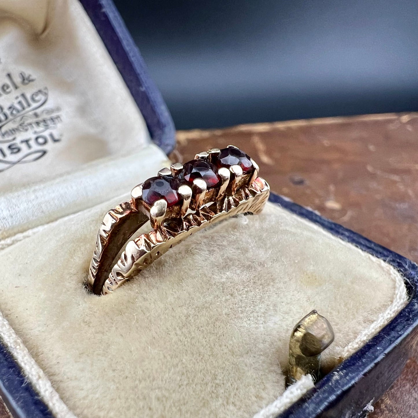 1970s English 9ct gold ring with garnets