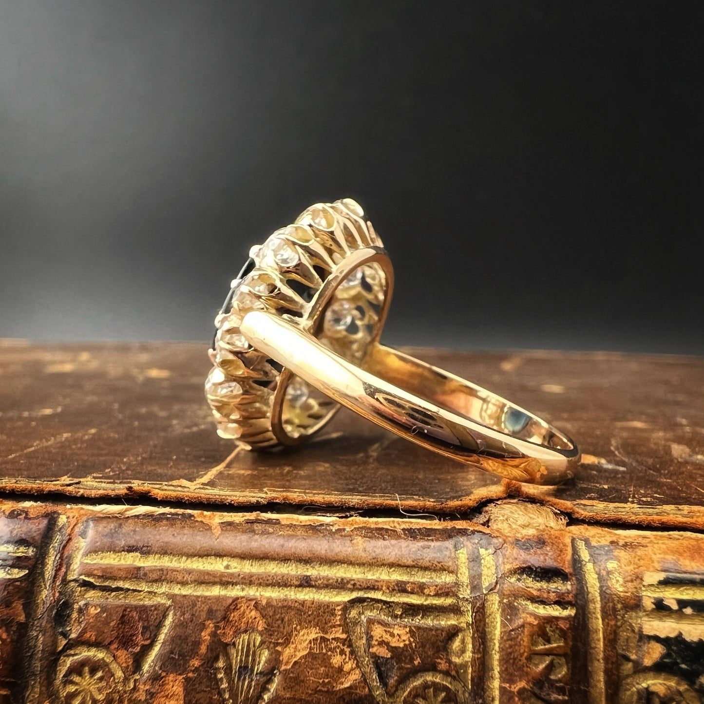 Gänseblümchenring aus 18 Karat Gold mit Altminendiamanten und einem natürlichen Saphir von 4,46 Karat