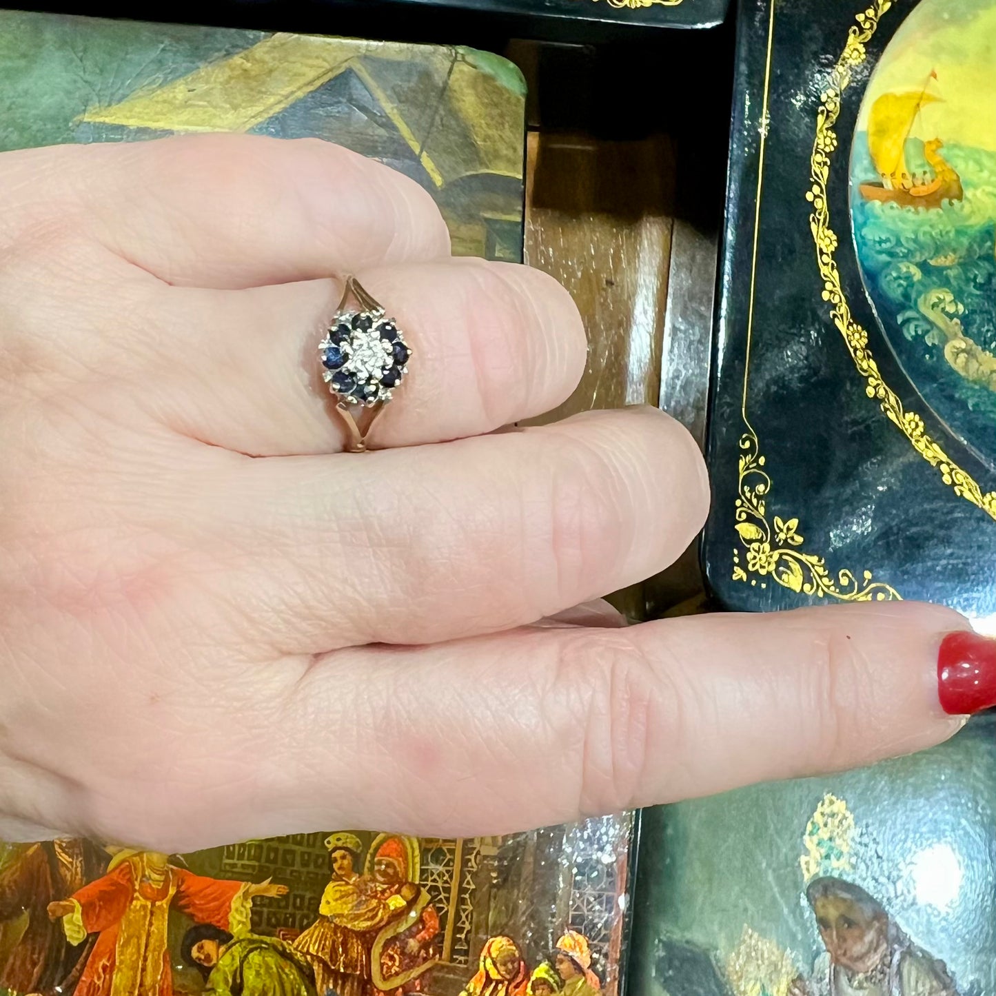 Daisy ring with sapphires and central diamond